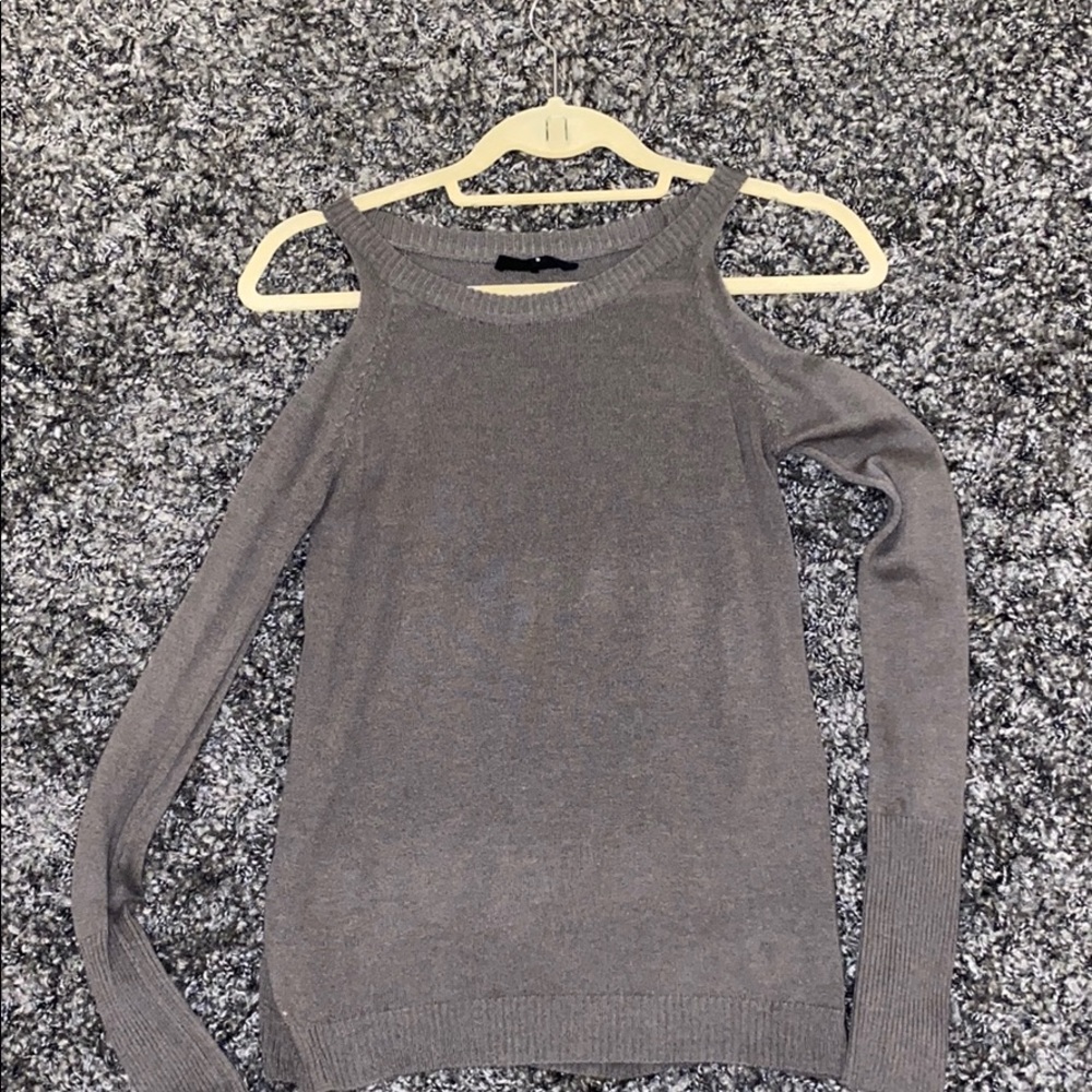 Oliviaecous shoulder cut long sleeve